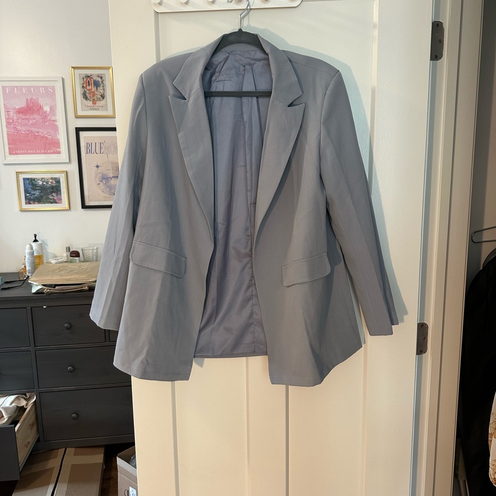 Grey blazer with shoulder padding. Size XL